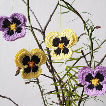 4st virkade penséer / violer  till påskriset, påskpynt, blommor