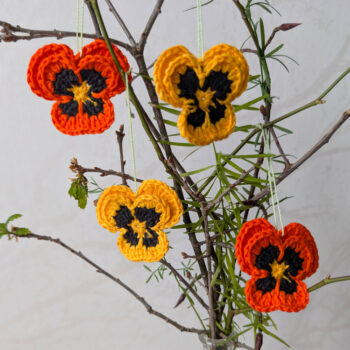 4st virkade penséer / violer  till påskriset, påskpynt, blommor