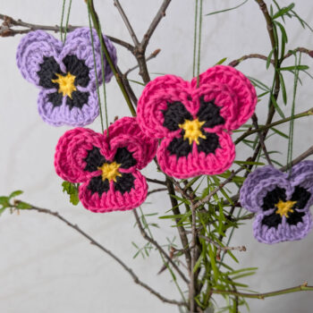 4st virkade penséer / violer  till påskriset, påskpynt, blommor