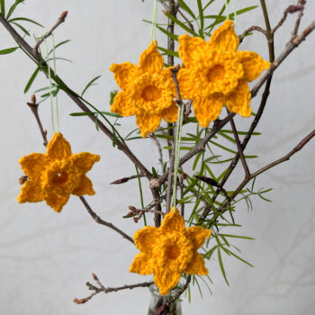 4st virkade påskliljor, narcisser till påskriset, påskpynt, blommor