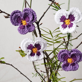 4st virkade penséer / violer till påskriset, påskpynt, blommor