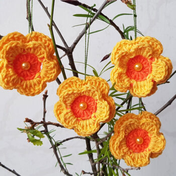 4st virkade blommor till påskriset, påskpynt