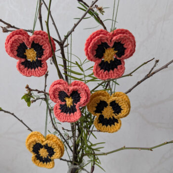 5st virkade penséer / violer  till påskriset, påskpynt, blommor